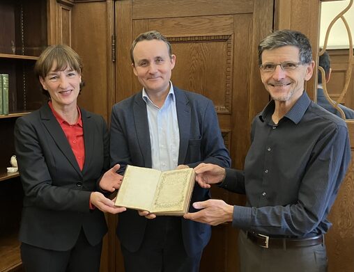Marianne Grosse, Prof. Dr. Klaus Pietschmann und Dr. Stephan Fliedner mit der Musikhandschrift