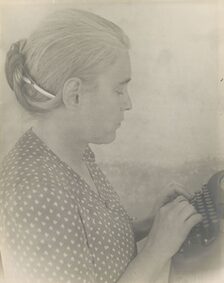 Anna Seghers mit Schreibmaschine