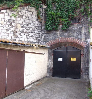 Eingang zum alten Eiskeller am Hollagässchen in Weisenau.