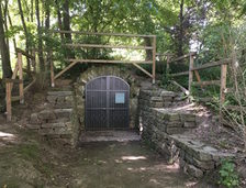 Eingang zum Eiskeller im Schlosspark von Biebrich.