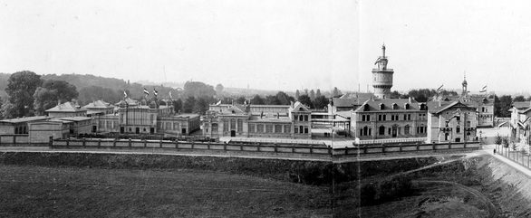 Schlacht- und Viehhof in Mainz. Teilansicht mit Wasserturm. Links davon Vorkühlraum und Fleischkühlhalle.