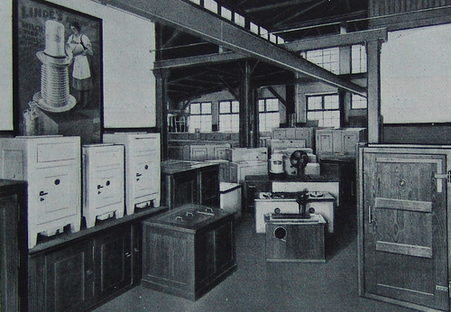 Ausstellungsräume für Kühlschränke im Werk Kostheim, 1929.