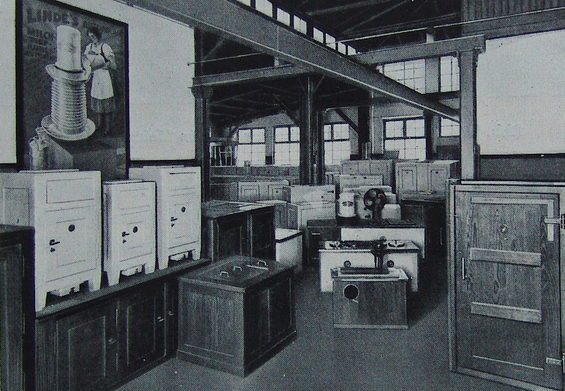 Ausstellungsräume für Kühlschränke im Werk Kostheim, 1929.