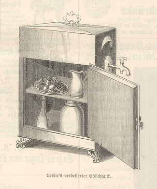 Der Eisschrank von Alexander Leslie aus dem 1871 bot dem Vorteil, auch das Schmelzwasser nutzen zu können. Es konnte der Eiskiste, die im oberen Schrankteil lag, an der Schrankseite entnommen werden.