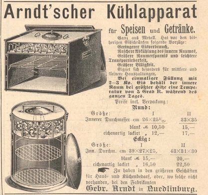 Der Arndtsche Kühlapparat der Firma Arndt aus Quedlinburg aus dem Jahr 1890 war aus Metall und zeichnete sich durch leichte Transportierbarkeit aus.