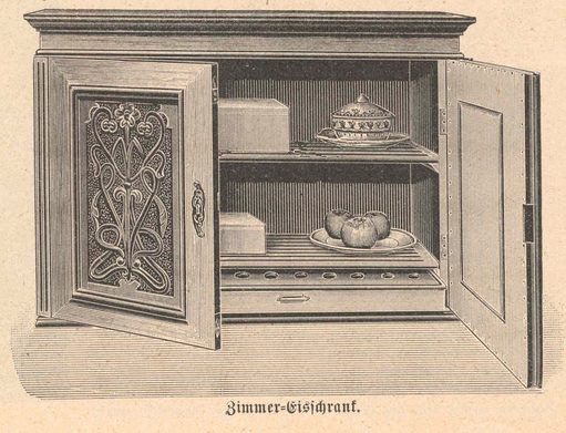 Der „Zimmer-Eisschrank“ der Firma Gebauer & Albrecht in Berlin von 1904 war ein dekoratives Möbelstück. Der Nutzen bestand darin, Speisen nicht mehr aus der „vom Esszimmer weit entfernten Speisekammer tragen zu müssen“. Das Eisreservoir befand sich - kühltechnisch ungünstig - unten im Schubfach.