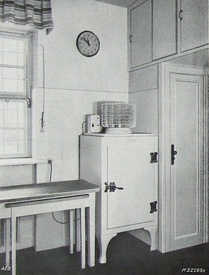 Den „Santo“-Kühlschrank, ein seit 1926 von General-Electric hergestelltes Modell, verkaufte AEG ab 1929 in Deutschland. In Amerika wurde er als „Monitor Top“ zum millionenfachen Erfolg.