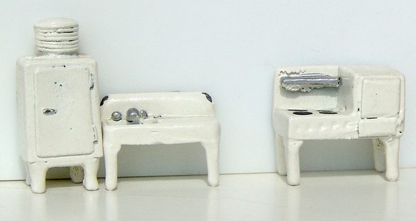 Der „Monitor Top“ aus der Sammlung von Miniaturkühlschränken ist ein Zinkguss mit 20 mm Höhe. Beigefügt sind Spüle und Herd mit Backofen.