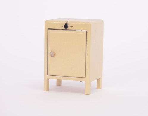 Das Holzmodell (Höhe: 6 cm) aus der Zeit um 1940 könnte einem Electrolux-Kühlschrank nachempfunden sein.