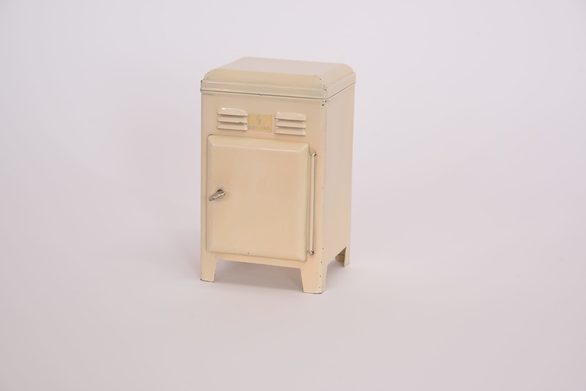Der Spielzeugkühlschrank entspricht einem Siemensgerät aus der Modellreihe von 1936. Das kleine Blechobjekt ist 13,5 cm hoch.
