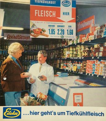 Der Kaufmann im Edeka-Prospekt von 1967 geleitete die Kundin zur Tiefkühltruhe. Die Beratung im weißen Kittel schaffte Vertrauen.