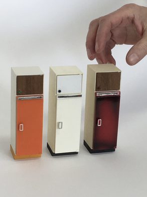 Drei Miniatur-Modelle der siebziger Jahre. Lundby, Holz, 13 cm hoch.