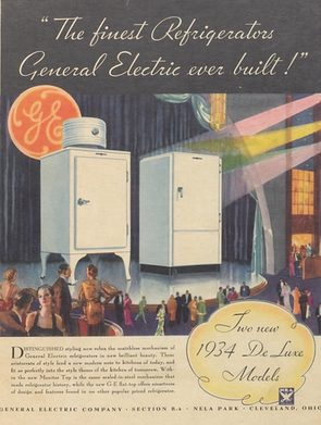Die Werbung von 1934 zeigt den Wechsel vom erfolgreichen „Monitor Top“ zum neuen „Flat Top“, der das Aggregat hinter glatten Flächen verbirgt. Design Henry Dreyfuss.