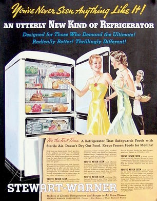 Stewart Warner ist seit mindestens 1932 Kühlschrankproduzent. Die Werbung von 1939 zeigt eine Abendgesellschaft. Festlich gekleidete Damen bewundern das neue Kühlgerät. Sie werden vom Dienstmädchen beobachtet.