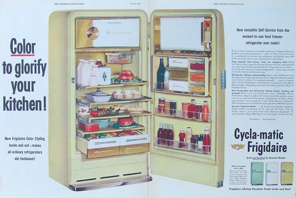 Frigidaire, der erfolgreichste Produzent in Amerika, zeigte in der Werbung von 1954 ein Luxusgerät mit ausziehbaren Abstellflächen. Die Tür ist als „Pantry-Door“ nutzbar und hat ein Servicetablett. Erstmals ab es eine Auswahl an Gehäusefarben für ein in Massenfertigung produziertes Kühlgerät.