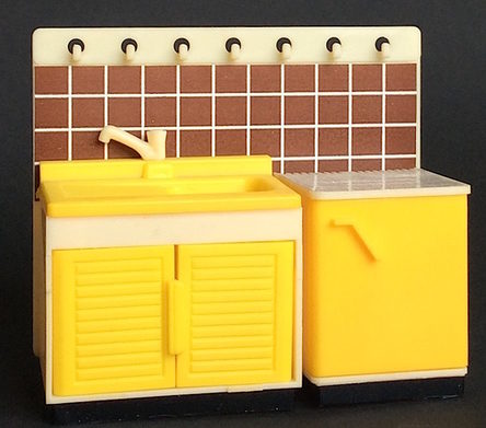 Minikühlschrank mit Herd, 1960, Kunststoff, 5 cm hoch. Das Modell erinnert an einen Liebherr-Kühlschrank dieser Zeit.