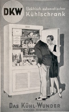 Der Mann in der DKW-Werbung von 1930 schaut interessiert auf die präsentierten Getränke.
