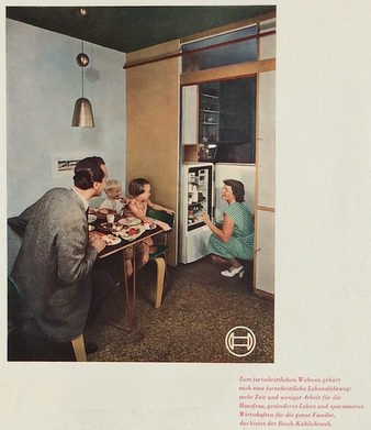 Die Bosch-Werbung von 1951 (Ausschnitt) zeigt „fortschrittliches Wohnen“ und „fortschrittliche Lebensführung“ in den ersten Nachkriegsjahren. Hierzu zählt auch der Kühlschrank, der vor allem die Hausfrau begeistert.