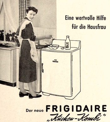In der Frigidaire-Werbung von 1954 bereitet die beschürzte Hausfrau die Mahlzeit vor.