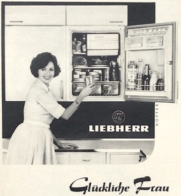 In der Liebherr-Werbung von 1961 steht die Hausfrau beglückt vor ihrem neuen Wandkühlschrank.