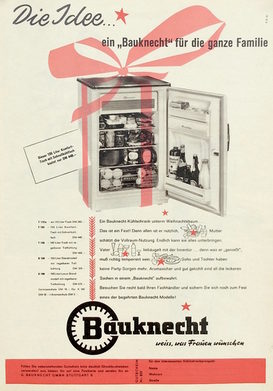 Der Bauknecht-Kühlschrank von 1955 ist ein Familiengeschenk: Mutter kann den Vorrat unterbringen. Vater interessiert sich für gekühlte Getränke. Die Kinder werden für die Party versorgt.