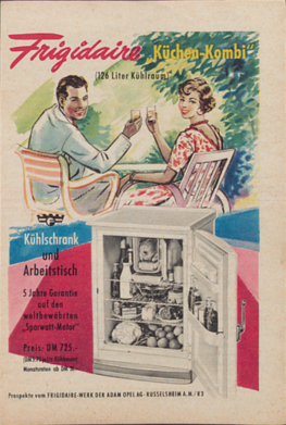 Das Paar in der Frigidaire-Werbung von 1955 zeigt, wie es seine durch gut geplante Küchenarbeit erworbene Freizeit genießt.