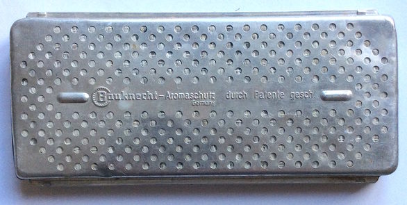 Patentierter Aromaschutz. Aluminiumbox mit Granulat. (23 x 10 x 1,5 cm). Die Box wird zwischen die Gitterroste gesteckt und soll eine Geruchsübertragung verhindern.