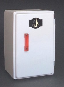 Miniaturkühlschrank, Metall, 11 cm hoch.