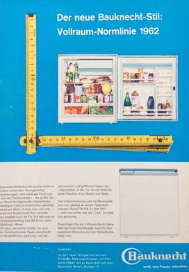 1962 wird die „Vollraum-Normlinie“ vorgestellt. Der Kühlschrank ist in die moderne Arbeitsküche nahtlos eingepasst. Die Tür lässt sich dennoch 180 Grad weit öffnen.