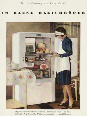 Frigidaire berichtet in der Zeitschrift „Die Dame“ vom „exklusiven Heim“ einer Bankiersfamilie. Hier ist der Kühlschrank unentbehrlich. Die Werbung mit Prominenten wird in weiteren Anzeigen fortgesetzt.
