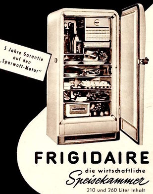 Der neue Frigidaire-Kühlschrank wird 1951 sehr nüchtern als „wirtschaftliche Speisekammer“ vorgestellt. Dabei ist sein Design exzellent und ein Vorbild für die deutsche Kühlschrankproduktion.