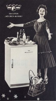 Ab 1953 gibt es den „Küchen-Kombi“. Er ist „Kühlschrank und Arbeitstisch zugleich“ und passt in der Kombination von Funktionen zu „Bettcouch“ und „Schrankbett“. Er ist für die Arbeitsküche mit Essecke konzipiert.