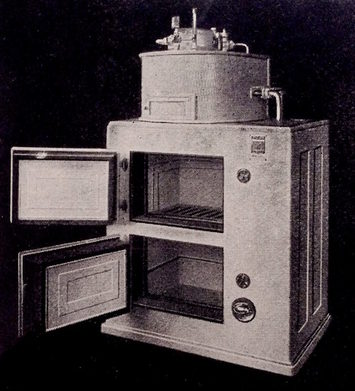 Edmund Rumpler hat Flugzeuge und 1921 unter anderem den aerodynamischen „Tropfenwagen“ gebaut. Sein Kühlautomat von 1924 braucht „kein Fundament“. Bei „kleinstem Raumbedarf“ ist er laut Broschüre „überall verwendbar“.