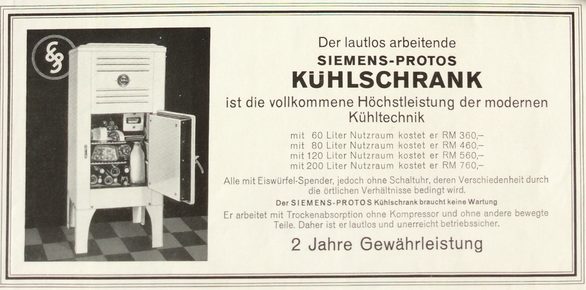 Siemens hat 1908 die „Protos“ GmbH übernommen. Das letzte „Protos“ Automobil läuft 1927 vom Band. Danach verkauft Siemens unter dem Namen „Protos“ diverse Haushaltsgeräte, hierunter auch Kühlschränke.