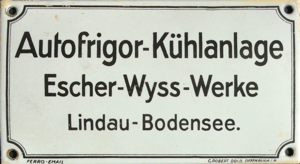 Emailschild, 10 x 18 cm. Ab 1914 produziert die Firma Escher Wyss & Cie zunächst in Zürich und ab 1922 im Werk Lindau die von Ingenieur Eduard Ruegger konstruierten Autofrigor-Kühlautomaten.