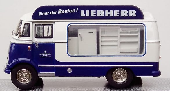 Die Firma Liebherr, Hersteller von Baumaschinen, produziert seit 1954 Kühlschränke. Für diese wird bis 1968 in "fahrenden Schaufenstern" geworben. NZG-Modell, Zinkguss, 10 cm. Foto Th. Föckler.