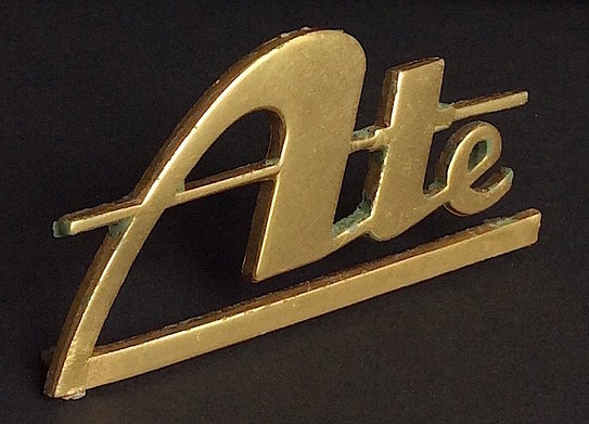 Der Ate-Schriftzug eignet sich auch als Markenzeichen auf einer Autokarosserie.