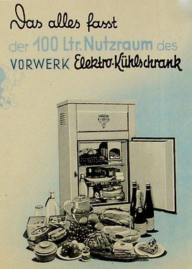 Vorwerk beginnt 1938 mit der Kühlschrankproduktion. Das Bild zeigt einen 100l-Schrank. Vor diesem liegen Artikel, die er angeblich sämtlich aufnehmen kann.