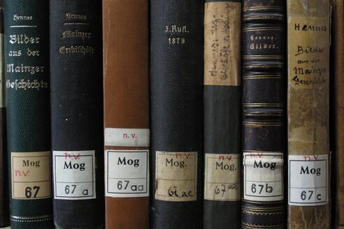 Moguntinen im Regal