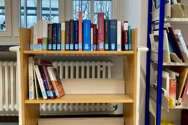 Kitap arabası üzerindeki kitaplar