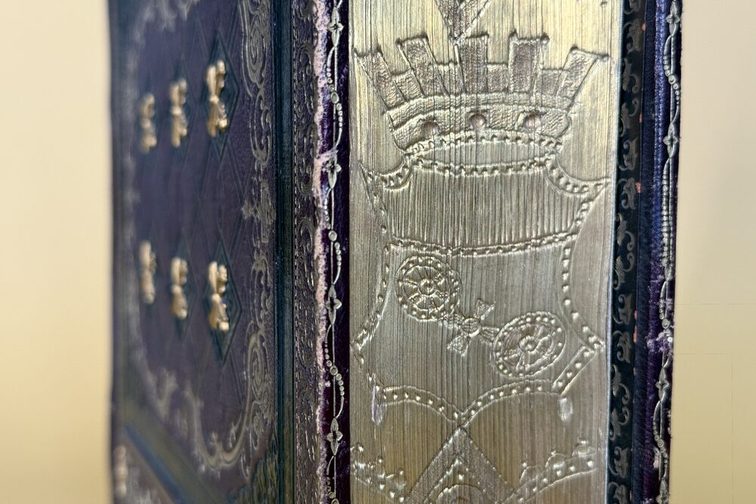 Livre historique provenant de la bibliothèque municipale