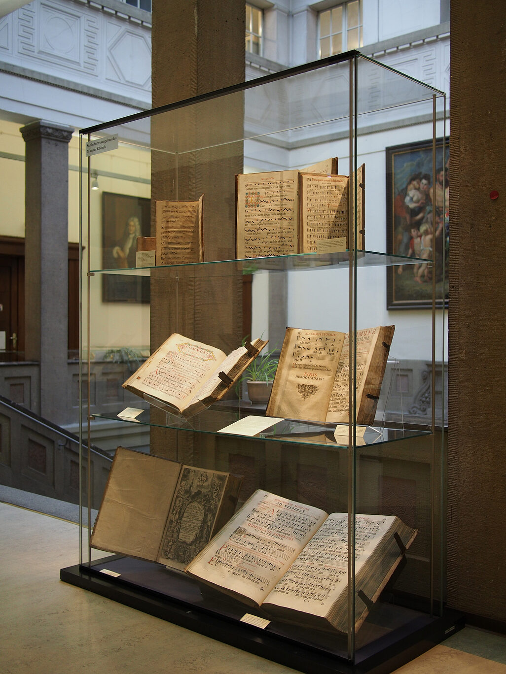 Vitrine mit Choralbüchern