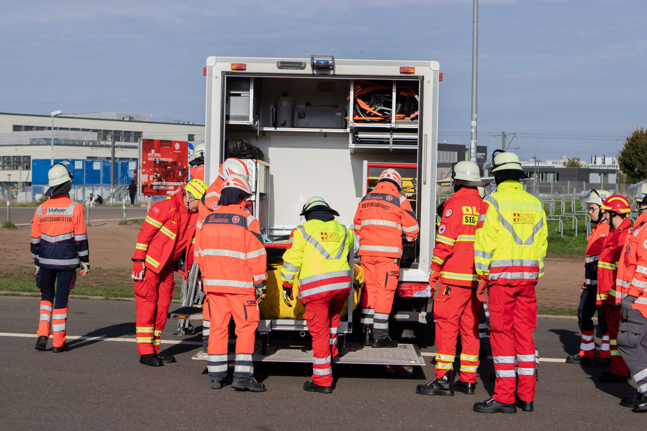 Einsatzkräfte der Hilfsorganisationen