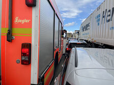 Außenperspektive auf den geringen Seitenabsetand zwischen den Fahrzeugen.