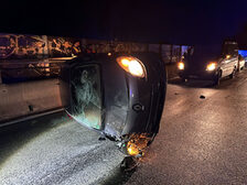 Auf der Beifahrerseite liegendes Unfallfahrzeug.