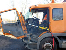 Demolierter LKW an der Unfallstelle.