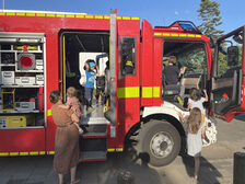 Kinder bestaunen die Einsatzfahrzeuge von innen.