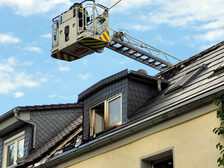 Löscharbeiten am Dach des Gebäudes.