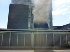 Rauch dringt aus dem Kühlturm aus.