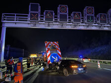 Verunfalltes Auto auf der Autobahn.